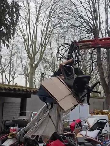 Grappin d’un camion enlevant du mobilier et des encombrants.