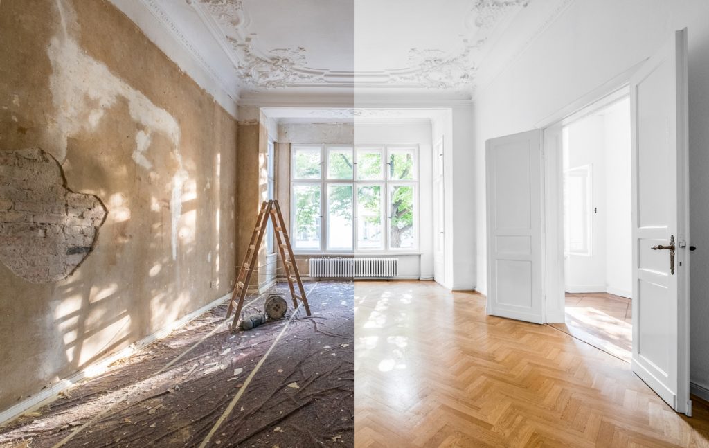 Deux vues d’une pièce montrant un état en travaux puis un intérieur terminé.
