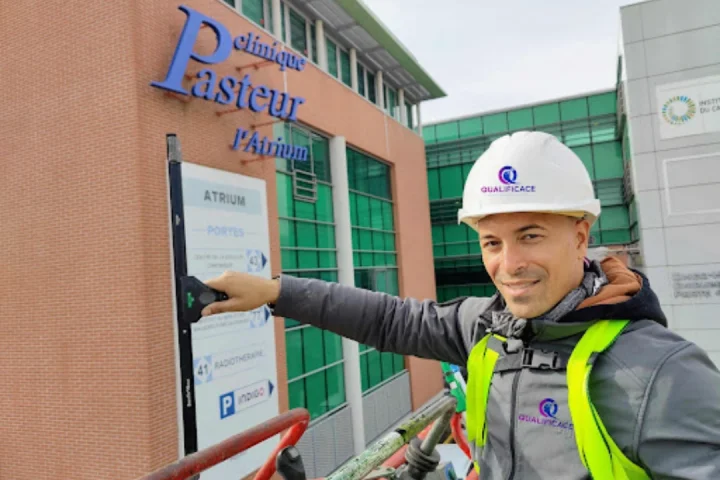 Technicien QUALIFICACE équipé devant un établissement de santé à Toulouse.