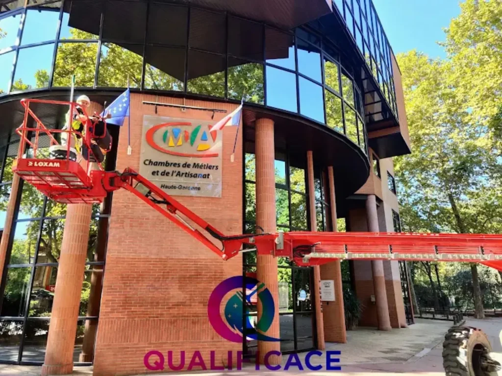 Technicien QUALIFICACE en nacelle pour le nettoyage de vitres en hauteur à la Chambre de Métiers de Toulouse.