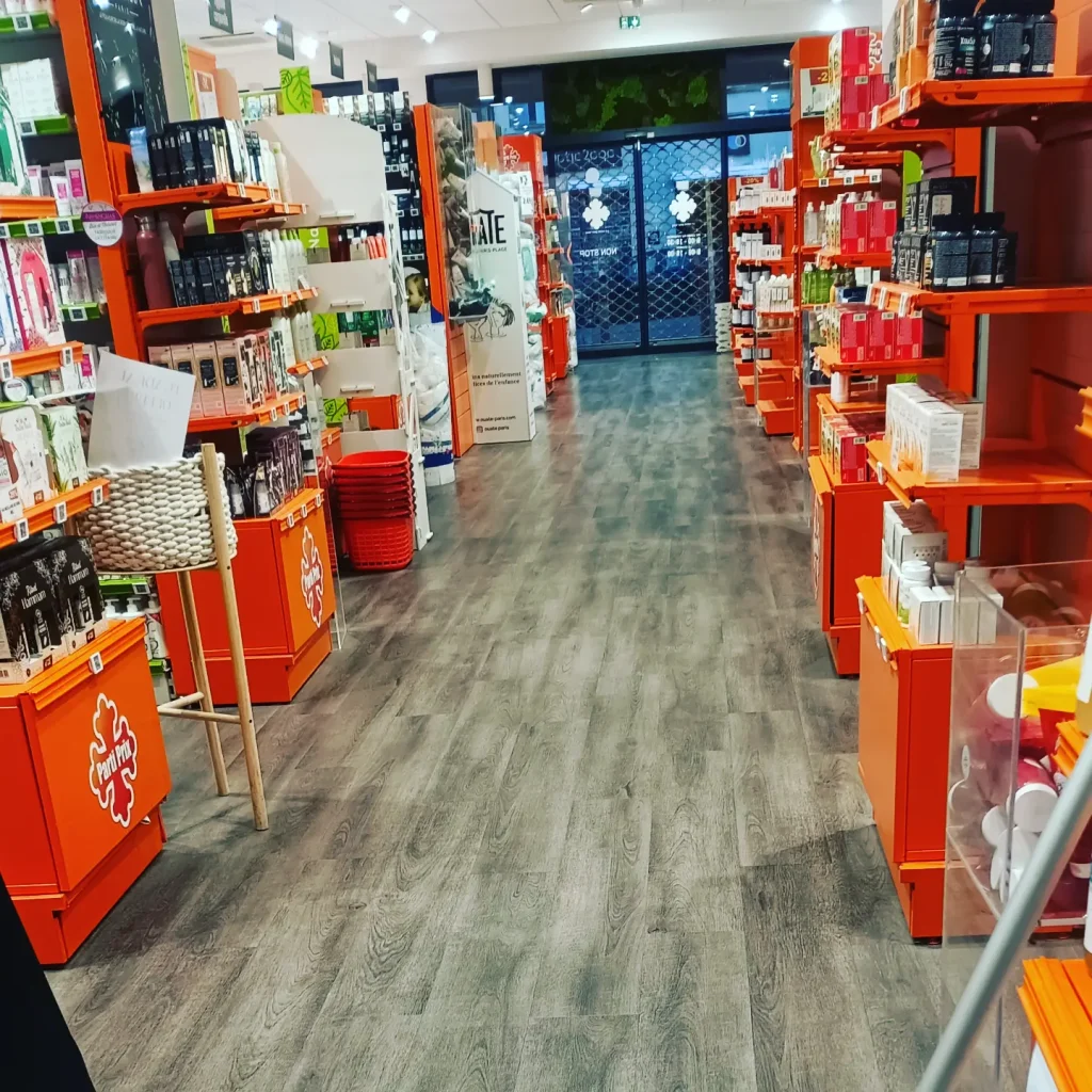 Sol propre et rayonnages ordonnés dans une pharmacie après une intervention QUALIFICACE.